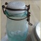 Oude Franse glazen pot met porseleinen deksel