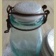 Oude Franse glazen pot met porseleinen deksel