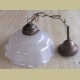 Oud brocante koperen hanglampje met mat glazen kapje