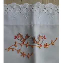 Broderie baby kussensloopje met geborduurde vogeltjes