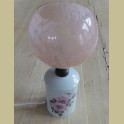 Frans brocante porseleinen lampje met roze glazen kapje