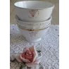 Oude brocante off white spoelkom met gouden randje en decoratie