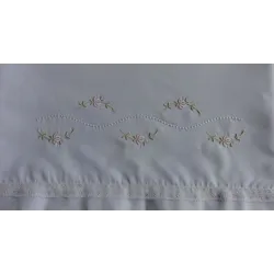 Lichtblauw brocante lakentje en sloopje met kant en bloemetjes