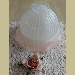 Frans glazen lampenkapje, wit roze, met gesculpte rand