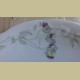 Brocante witte taartschaal met gele en paarse viooltjes
