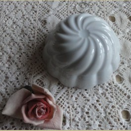 Wit porseleinen puddingvormpje met ring