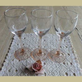 Franse wijnglas met roze voet, Luminarc