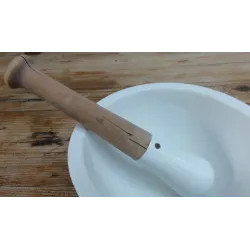 Oude wit porseleinen vijzel / mortier met schenktuit, gedeeltelijk hout