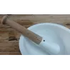 Oude wit porseleinen vijzel / mortier met schenktuit, gedeeltelijk hout