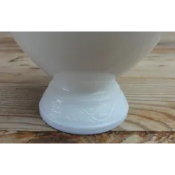 Melkglazen pot met bloemetjes reliëf