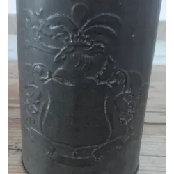 Oud zwaar verweerd blik met wapenschild en schip