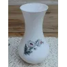 Wit melkglazen /opaline vaasje met margrietjes