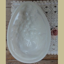 Oude off white puddingvorm druiventros