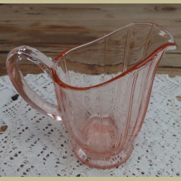 Vintage roze glazen melkkannetje
