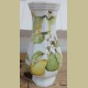 Wit porseleinen vaas met gele en groene peren