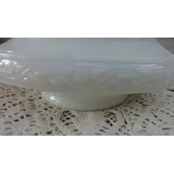 Frans wit brocante opaline schaaltje op voet met deksel