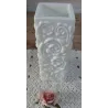 Witte vintage vierkante opaline vaas met sierlijk reliëf