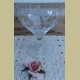 Geslepen glazen schaal op voet met klokvormige bloemen