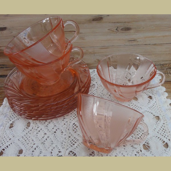 sigaret oppervlakte Instrument Franse roze glazen kop en schotels , Vereco - La Brocanti