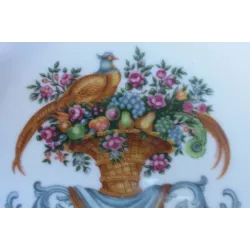 Bordje met Fazant, mand, bloemen, fruit, strikken en guirlandes