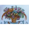 Bordje met Fazant, mand, bloemen, fruit, strikken en guirlandes