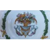 Bordje met Fazant, mand, bloemen, fruit, strikken en guirlandes