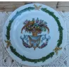 Bordje met Fazant, mand, bloemen, fruit, strikken en guirlandes