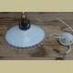 Oud Frans hanglampje met melkglazen kapje en porseleinen plafondkapje