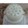 Grote brocante creme emaille vergiet met beige rand