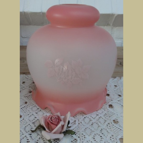 Doe het niet . Onbevreesd Brocante roze mat glazen lampenkap met licht roze bloemen - La Brocanti