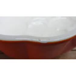Vintage fel oranje / creme puddingvorm met fruitmotief