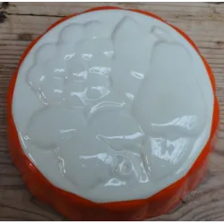 Vintage fel oranje / creme puddingvorm met fruitmotief