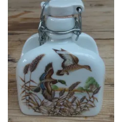 Apart vintage wit porseleinen kruikje/ beugelfles, eenden