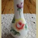 Wit opaline siervaasje met handbeschilderde bloemen