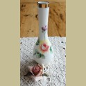 Wit opaline siervaasje met handbeschilderde bloemen